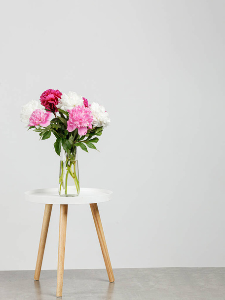 gyönyörű bazsarózsa egy vázában, fehér háttér közelkép - Fotó, kép