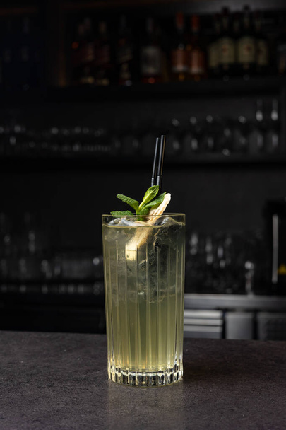 Delicious alcoholic cocktail on a dark background - Φωτογραφία, εικόνα