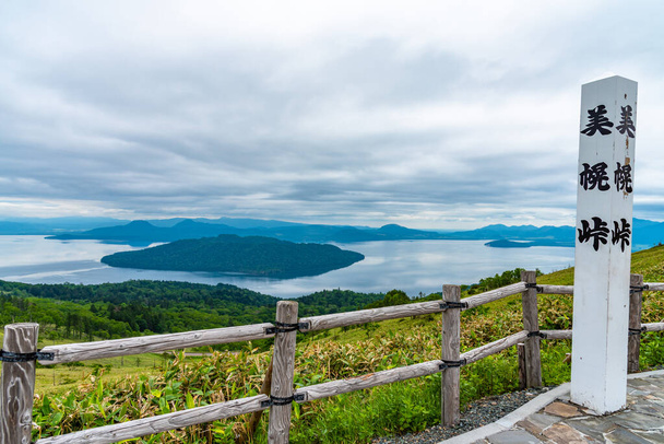 Paisaje natural del lago Kussharo en temporada de verano día soleado. Parque Nacional Akan Mashu, Hokkaido, Japón. Traducción: Bihoro-toge pass lookout
 - Foto, imagen