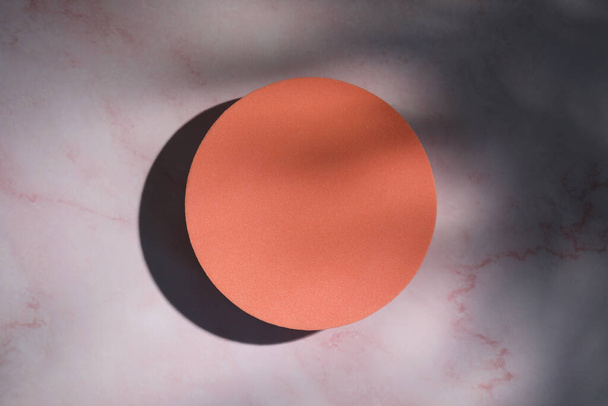 Orange circle on pink marble table, top view. Stylish presentation for product - Foto, afbeelding