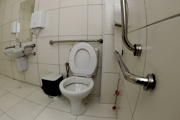 itaberaba, bahia, brésil - 3 juin 2023 : salle de bain avec balustrade pour l'accessibilité dans un hôpital public de la ville d'Itaberaba. - Photo, image