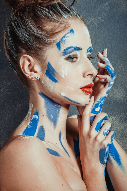 Mulher caucasiana com arte facial
 - Foto, Imagem