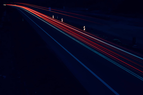 φώτα των αυτοκινήτων οδήγηση τη νύχτα. μεγάλη έκθεση - Φωτογραφία, εικόνα