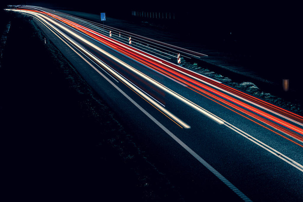 Geceleri araba ışıkları yanar. uzun pozlama - Fotoğraf, Görsel