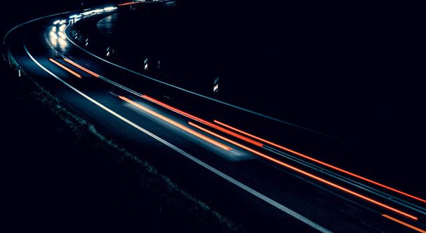 lumières de voitures conduisant la nuit. longue exposition - Photo, image
