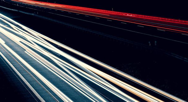luces de coches conduciendo por la noche. larga exposición - Foto, Imagen