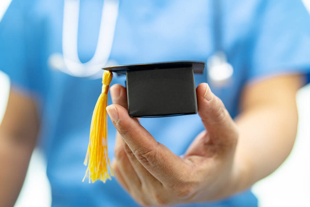 Estudo médico asiático aprender com chapéu lacuna de graduação na enfermaria do hospital, inteligente brilhante conceito de medicina educação gênio. - Foto, Imagem