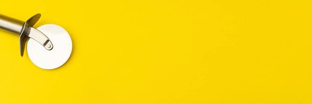Banner amarelo com cortador de pizza, publicidade pizzaria, minimalista - Foto, Imagem
