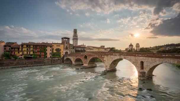 Хронологический клип на знаменитый мост Понте Фатра в Вероне, Италия, пересекающий реку Ава - Кадры, видео