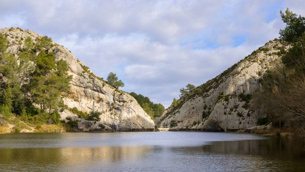 Lac de Peirou in den Alpilles (Provence, Frankreich) an einem sonnigen Frühlingstag - Foto, Bild