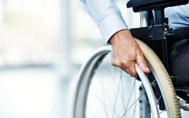 Rollstuhl, Person mit Behinderung und Hand in einem Krankenhaus für Gesundheitsfürsorge und Unterstützung. Patient, Mobilitätszugang und männlicher Erwachsener in einer Klinik zur Unterstützung und medizinischen Versorgung mit Händen und Attrappen. - Foto, Bild
