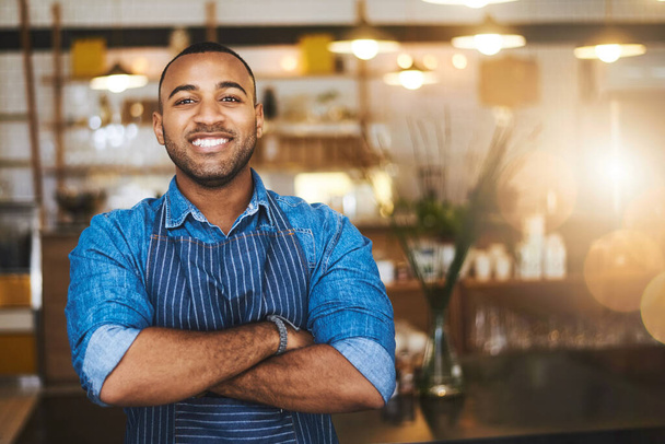 Kawiarnia, barista i portret szczęśliwego czarnego człowieka w restauracji do obsługi, pracy i skrzyżowane ramiona. Mały właściciel firmy, bistro i profesjonalny mężczyzna kelner uśmiech w stołówce gotowy służyć. - Zdjęcie, obraz