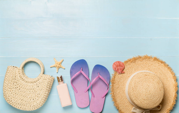Beach accessories on wooden background, flat lay - Foto, afbeelding