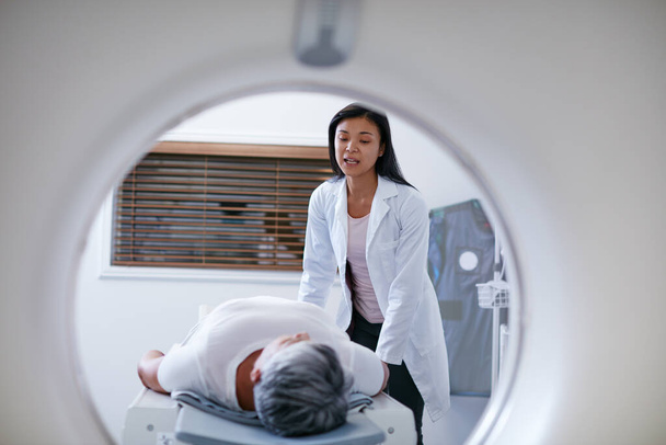 Доктор, Мрі та жінка з пацієнтом у лікарні готові запустити сканер. Ct сканування, експертиза та медичний працівник з вищою особою перед радіологічним тестом на охорону здоров'я в клініці
 - Фото, зображення