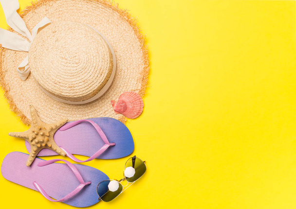 Beach accessories on color background, flat lay - Photo, Image