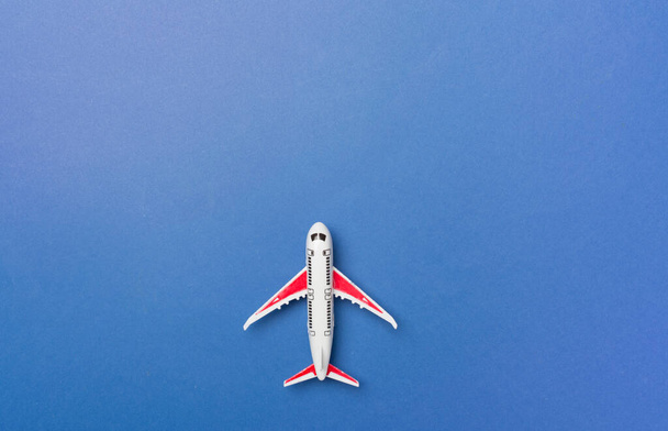Piccolo modello di aereo su sfondo a colori, vista dall'alto - Foto, immagini