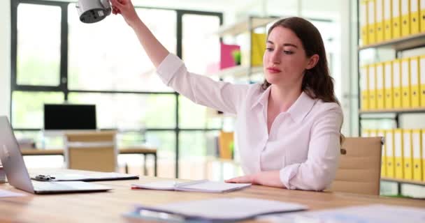 Geschäftsfrau stellt Wecker auf den Tisch im Büro. Arbeitszeitregelung und Zeitmanagement - Filmmaterial, Video