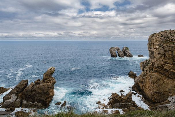 Spectacular coastal landscape with steep cliffs and rock formations carved out by the wave action of the Cantabrian Sea. Urros de Liencres, Costa Quebrada, Cantabria, Spain - Foto, immagini