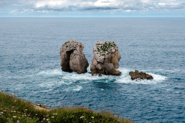 Urro del Manzano (also known as Canto del Diablo or La Puerta), rock formations carved by the wave action of the Cantabrian Sea. Urros de Liencres, Costa Quebrada, Cantabria, northern Spain - Φωτογραφία, εικόνα