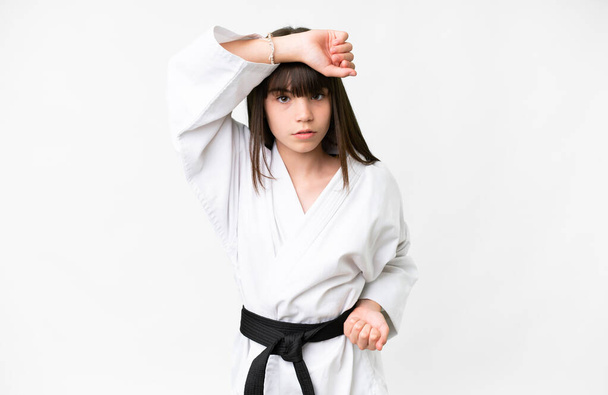 Kleine kaukasische Mädchen über isolierten weißen Hintergrund tun Karate - Foto, Bild