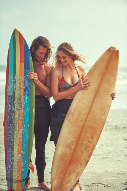 Siempre encuentra tiempo para las cosas y las personas que amas. una joven pareja pasando el día surfeando - Foto, Imagen