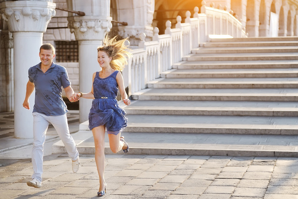 feliz pareja sonriendo y corriendo en Venecia, Italia
 - Foto, imagen