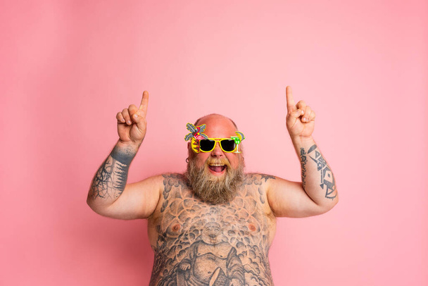 Funny man with sunglasses ready to the summertime - 写真・画像