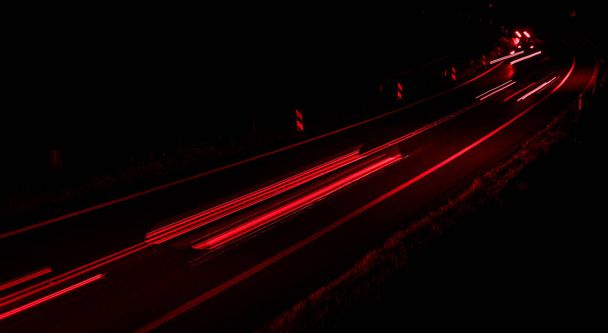 φώτα των αυτοκινήτων οδήγηση τη νύχτα. μεγάλη έκθεση - Φωτογραφία, εικόνα