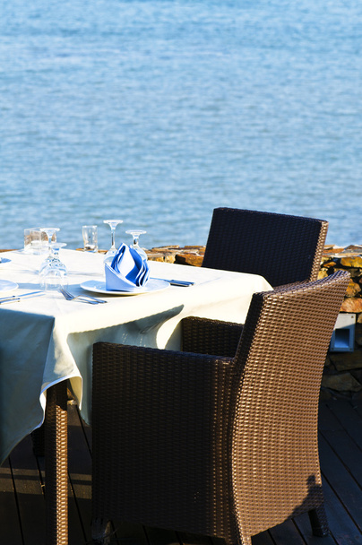 Table en plein air pour les repas avec vaisselle élégante
 - Photo, image