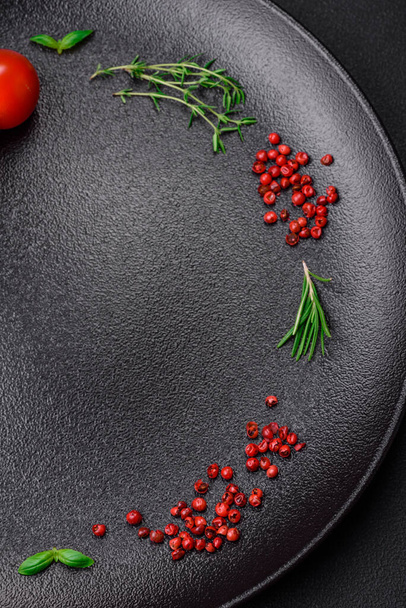 Ingredientes para cozinhar tomates cereja, sal, especiarias e ervas em um fundo de concreto escuro - Foto, Imagem