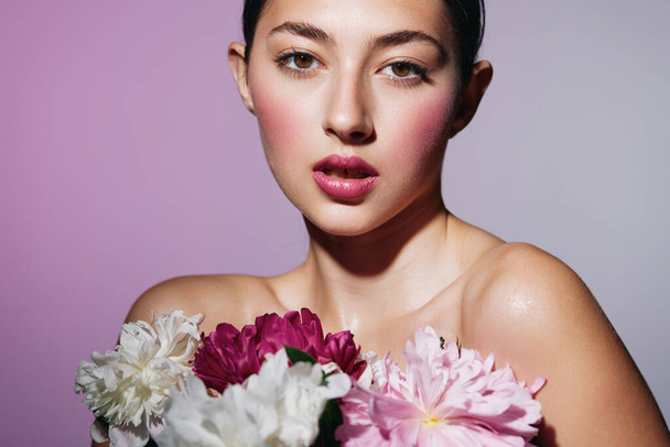 kobieta twarz kaukaskie piękno lato makijaż styl model biały zdrowie zdrowe młody rumieniec różowy kwiat styl życia głowa kosmetologia spa dziewczyna portret - Zdjęcie, obraz