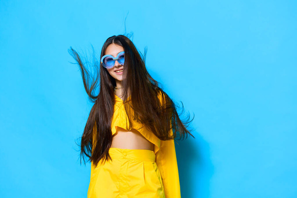 Женщина девушка кавказский человек портрет солнцезащитные очки привлекательные радостные моды счастье длинные очки задний фон женские желтые волосы молодой модный образ жизни красота красивая - Фото, изображение