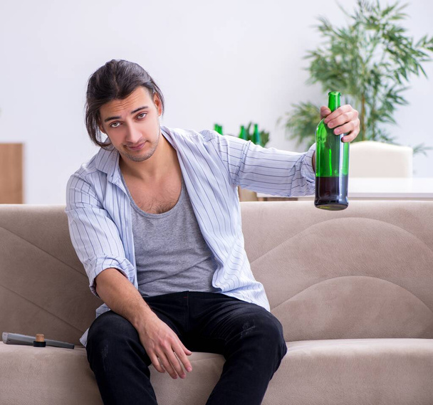 Beber vino alcohólico masculino en casa - Foto, Imagen
