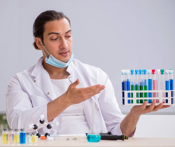 Young chemist working in the lab - Photo, Image