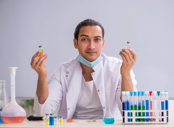 Young chemist working in the lab - Photo, Image