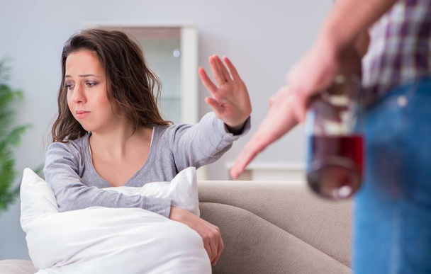 Conceito de violência doméstica em uma discussão familiar com marido alcoólatra bêbado - Foto, Imagem