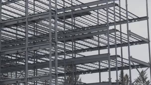 Construcción de edificios con vigas de metal - Vista panorámica - Metraje, vídeo
