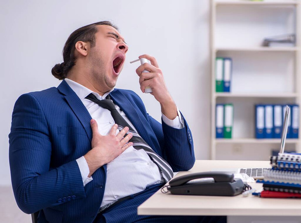 Male employee suffering at workplace - Foto, Bild