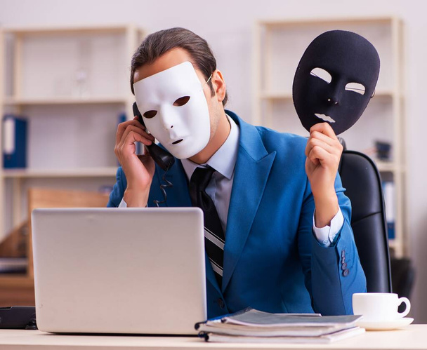事務所でマスクをした若い従業員 - 写真・画像