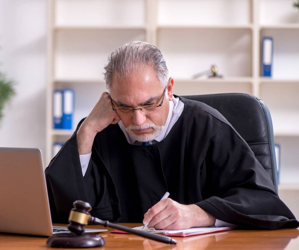 Starý muž soudce pracuje v soudní budově - Fotografie, Obrázek