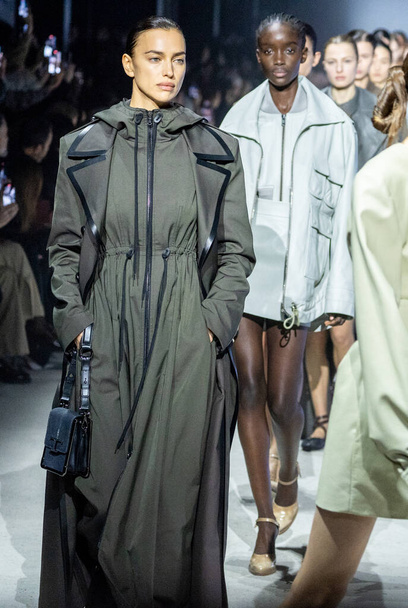 MILAN, ITALY - FEBRUARY 24: Irina Shayk walks the runway at the Tods fashion show during the Milan Fashion Week Womenswear Fall/Winter 2023/2024 on February 24, 2023 in Milan, Italy. - Fotografie, Obrázek