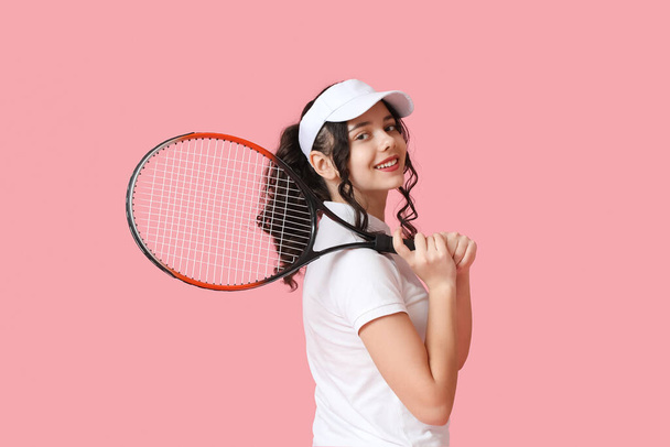Юный теннисист с ракеткой на розовом фоне - Фото, изображение