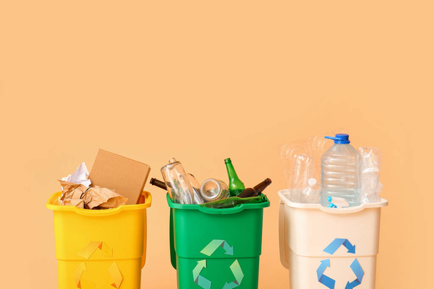 Container mit verschiedenen Müllarten auf beigem Hintergrund. Recyclingkonzept - Foto, Bild