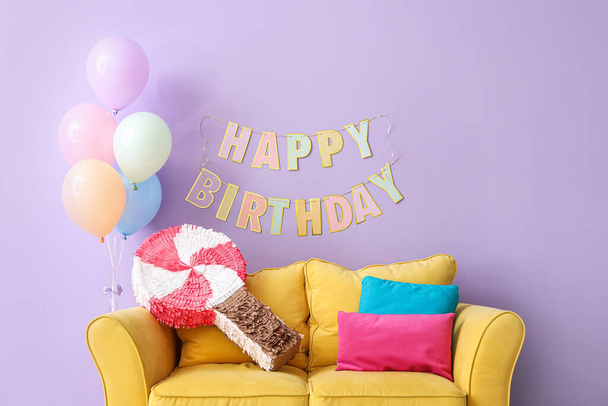 Интерьер гостиной украшен на день рождения воздушными шарами, пиньятой и гирляндой - Фото, изображение