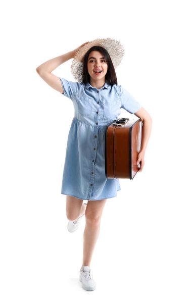 Jonge vrouw met bruine koffer op witte achtergrond - Foto, afbeelding