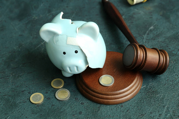 Broken patched piggy bank with judge gavel and money on grunge background. Bankruptcy concept - Foto, Imagen