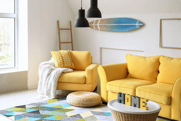 Interieur woonkamer met gele fauteuil en bank - Foto, afbeelding