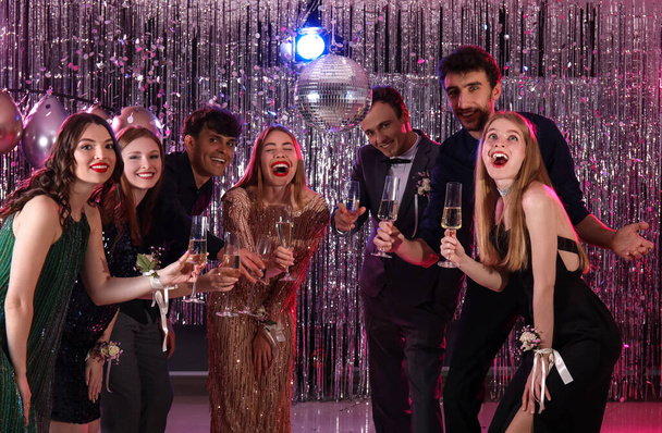 Jóvenes bebiendo champán en la noche del baile - Foto, imagen