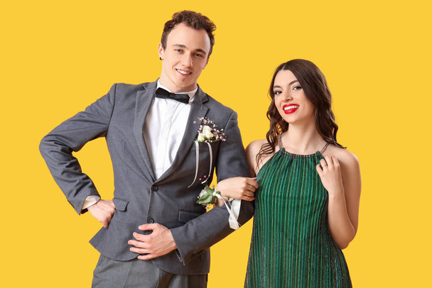 Schöne Abschlussball Paar auf gelbem Hintergrund - Foto, Bild