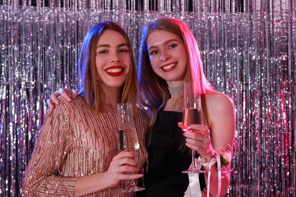 Jovens mulheres bebendo champanhe na noite do baile, close-up - Foto, Imagem